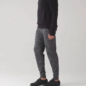 Lululemon Ready to Rulu Black and White Jogger Pants Size 8 medium